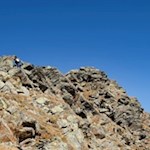 Der schrofige Gipfelaufbau der Krapfenkarspitze