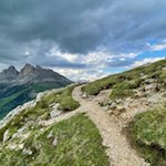 Vor der Kulisse des Rosengarten auf die Poppekanzel