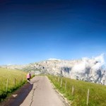 Zunächst wandert man auf dem breiten Weg Nr. 7 zum Hotel "Panorama"