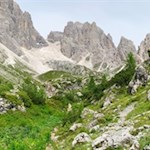 Durch felsumschlossene Karstwiesen zum Popera-See 