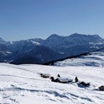 Durch die märchenhaft verschneite Almlandschaft auf den Campill