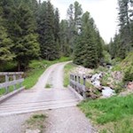 Holzbrücken geleiten trockenen Fußes über den Tesselberger Bach