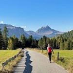 Sullo sfondo del ritorno il Sass de Putia a San Cassiano