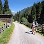Durch das abgeschiedene Karbachtal wandern wir zunächst zur Schäferalm