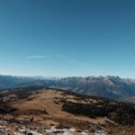 Blick auf die Rodenecker Alm mit den Stubaier Alpen im Hintergrund