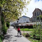 Hinter dem Tourismusbüro zweigt der Rothtalerweg ab