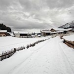 Im winterlich verschneiten Weiler Gasse
