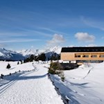 Die-Starkenfeldhütte-ist-in-eine-bezaubernde-Landschaft-gebettet