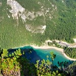 Blick auf den Pragser Wildsee während des Anstiegs auf den Herrstein