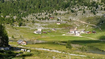 Blick auf die Lavarellahütte