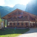Die Talschlusshütte ist in eine bezaubernde Dolomitenlandschaft gebettet