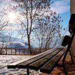 Die Bank am Kirchlein lädt zum Innehalten und Verweilen ein