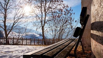 Die Bank am Kirchlein lädt zum Innehalten und Verweilen ein