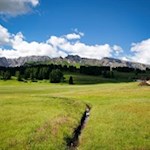 Blick über die weiten Wiesen der Seiser Alm zu den Rosszähnen