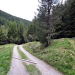 Längs des Weges laden einzelne Bänke zur genüsslichen Zwischenrast ein