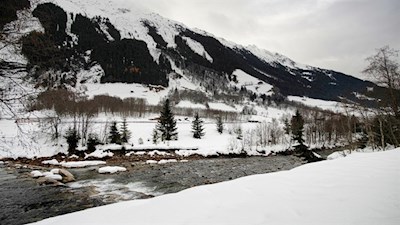 Der Winterwanderweg führt den Ridnaunbach entlang