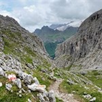 Im Hintergrund taucht die schneebedeckte Marmolada auf