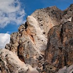 Der Weg wird von zerklüfteten Felswänden umrahmt