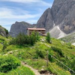 Hinter der Bertihütte setzt sich der Weg zum Popera-See fort