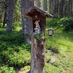 Der erste Teil der Wanderung zum Totenkirchl wird von Kreuzwegstationen gesäumt