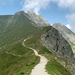 Von der Kuhleitenhütte kann man links zur Bergstation absteigen oder den Ifinger erklimmen