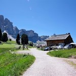 Sullo sfondo sognante del delle Odle, il rifugio delle Odle vi invita a tavola