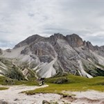 Die Cislesalm wird von hochaufragenden Felswänden umrahmt