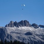 Lungo il percorso si aprono splendidi panorami sul massiccio del Sella