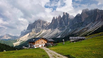 In front of the enchanting scenery of the Geisler peaks presents the rifugio Brogles mountain hut
