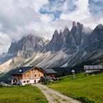 Vor-der-bezaubernden-Kulisse-der-Geisler-präsentiert-sich-die-Brogleshütte