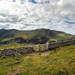 Eine Steinmauer trennt die Villanderer Alm vom Sarntal