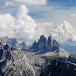 Wie Haifischzähne ragen die berühmten Drei Zinnen in die Höhe