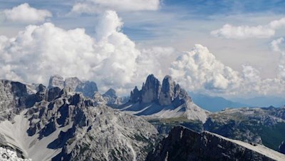 Wie Haifischzähne ragen die berühmten Drei Zinnen in die Höhe