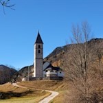 Die idyllisch gelegene St. Leonhard Kirche