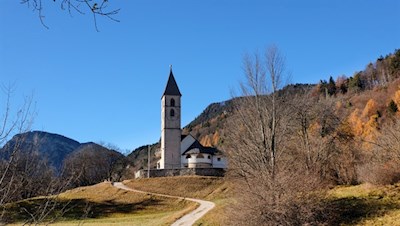 Die idyllisch gelegene St. Leonhard Kirche