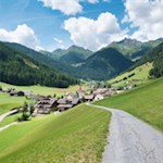 Von Weißenbach führt der Weg Nr. 5A zur gastfreundlichen Schönbergalm