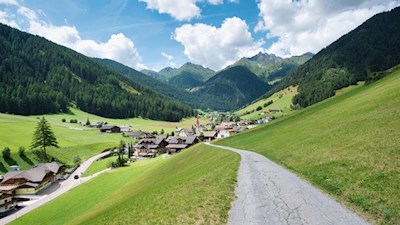 Von Weißenbach führt der Weg Nr. 5A zur gastfreundlichen Schönbergalm