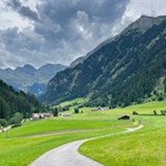 Sanft zieht sich der Ratschinger Talweg durch das Tal