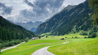 Sanft zieht sich der Ratschinger Talweg durch das Tal