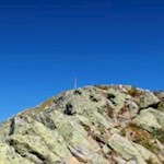 Nur noch wenige Meter bis zum Gipfelkreuz des aussichtsreichen Rammelstein