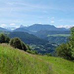Vor der malerischen Kulisse der Eisacktaler Hänge und der umliegenden Bergwelt wandern wir nach Dreikirchen