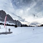 Hinter der Glatsch Alm steigt der Weg zur nahen Rodelbahn an