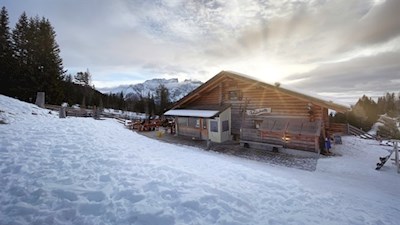 Die Ochsenhütte vor der Kulisse des Latemar