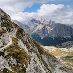 La discesa sul sentiero n. 422 conduce su passaggi stretti e in pendenza