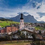 Blick auf Kastelruth mit dem Schlern und der Völsegger Spitze im Hintergrund