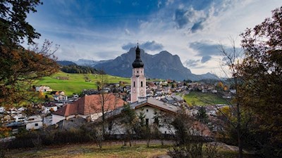 Blick auf Kastelruth mit dem Schlern und der Völsegger Spitze im Hintergrund