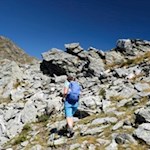 Über die teils grasbewachsene, teils steinbeschlagene Gipfelflanke auf die Liffelspitze