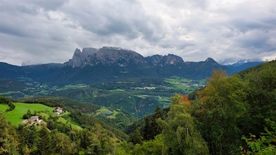 Neben uns erhebt sich der imposante Schlern