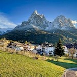 Rückwärtsgewandter Blick auf den Anstiegsweg zur St. Valentin Kirche