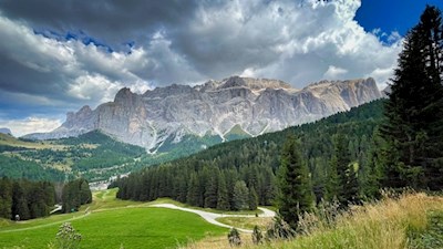 La via di ritorn a Plan de Gralba con vista sul massiccio del Sella